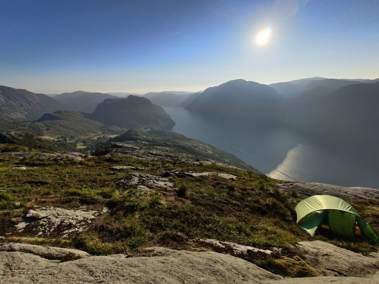 15. 8. - In der Unterhose vorm Zelt sitzen