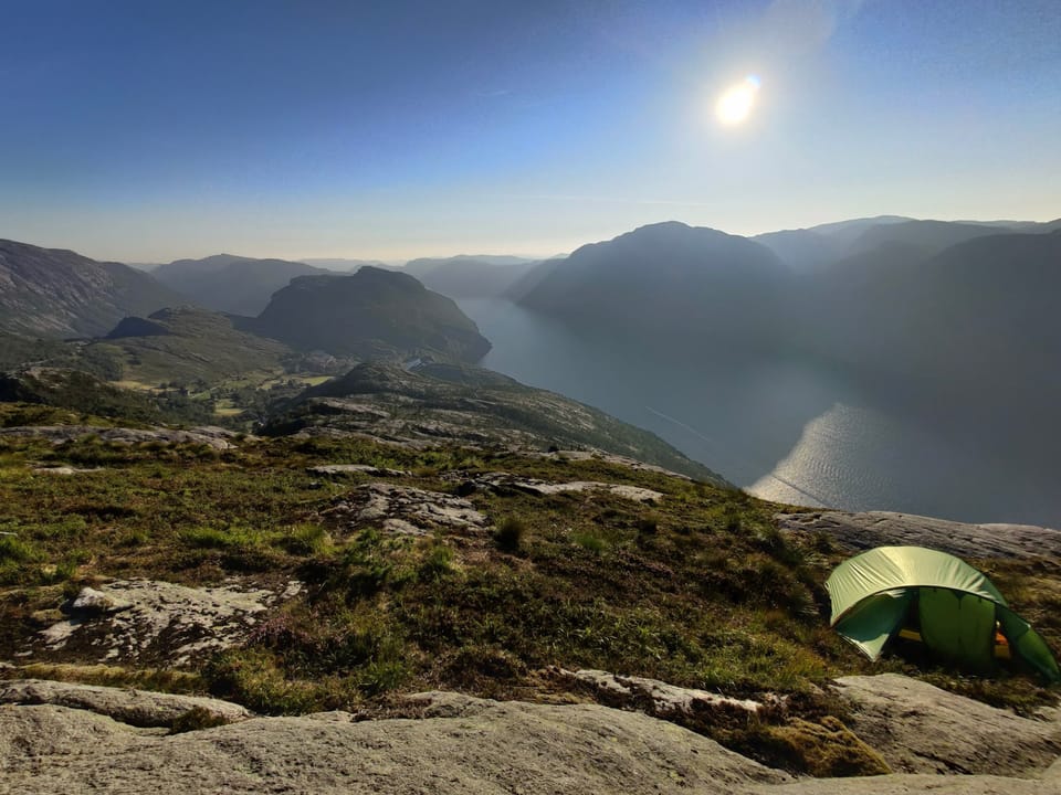 15. 8. - In der Unterhose vorm Zelt sitzen