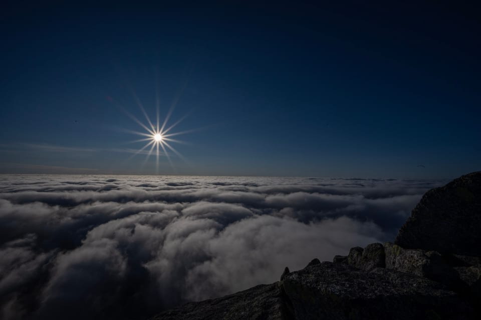 15. 8. - Hochnebel, Küstenidylle und erstaunlich vertikale Berge